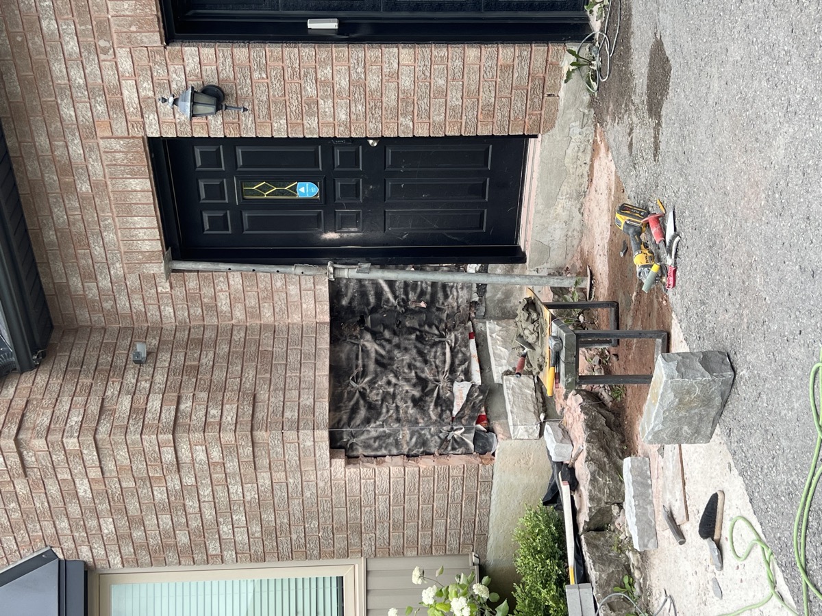 Stone retaining feature